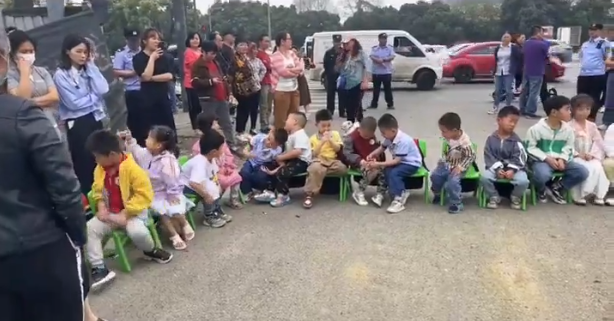 四川成都郫都區安靖鎮雍渡村當地政府，在強拆時挖斷了幼兒園小孩上學的路，讓小孩們無法上學。小孩們為維護自己上學的權利，以堵路的方式進行抗議。 圖：翻攝自昨天 X（前推特）帳號
