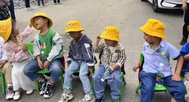 小孩們為維護自己上學的權利，以堵路的方式進行抗議。 圖：翻攝自昨天 X（前推特）帳號