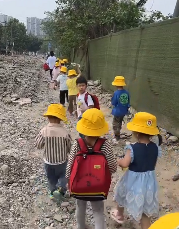 小孩們在充斥各種碎石且凹凸不平的道路上行走。 圖：翻攝自昨天 X（前推特）帳號