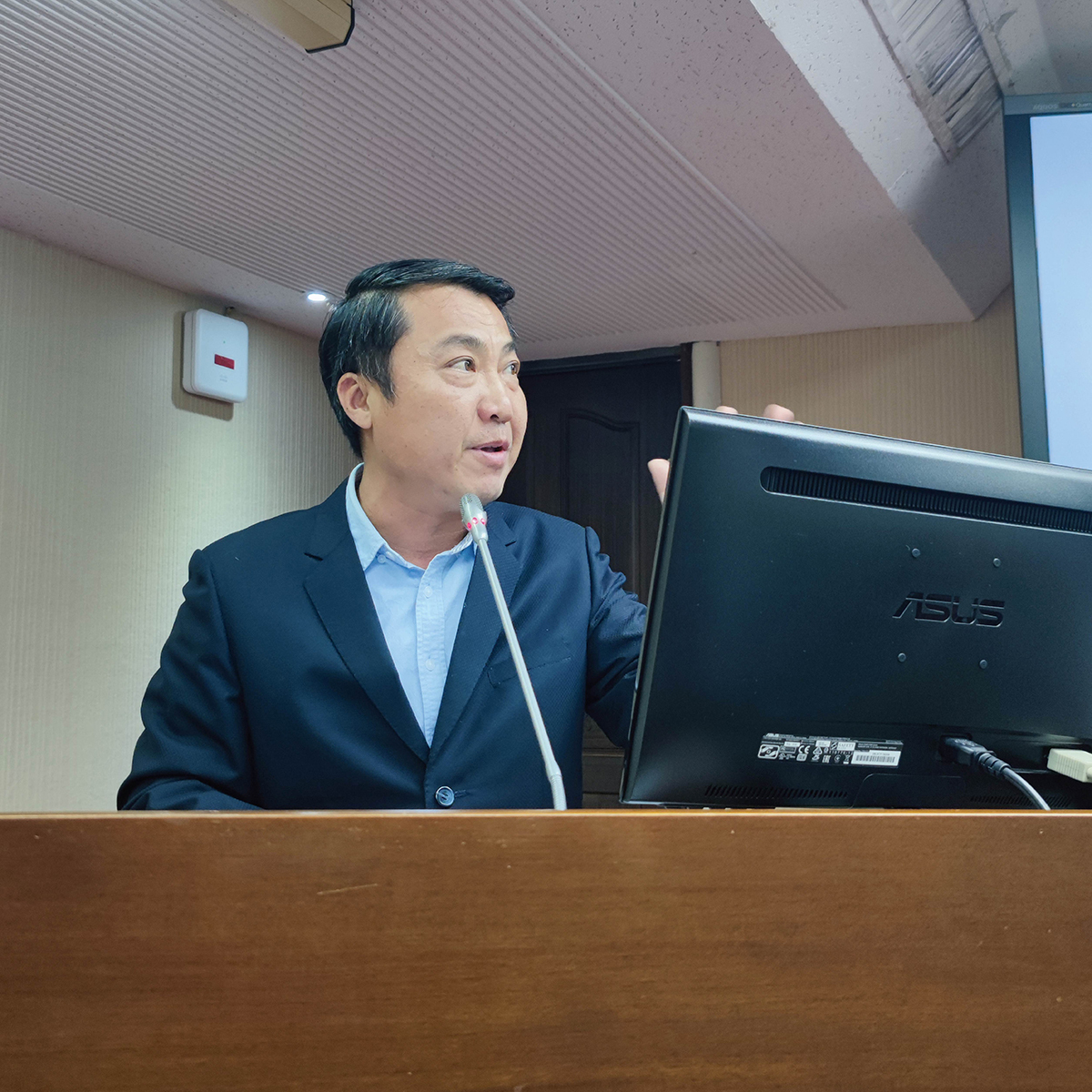 桃園海線國民黨立委涂權吉被指放任辦公室主任在國會咆哮，被議員酸問那位助厘：「到底是你辦公室主任還是你的主人」？ 圖：翻攝自涂權吉臉書