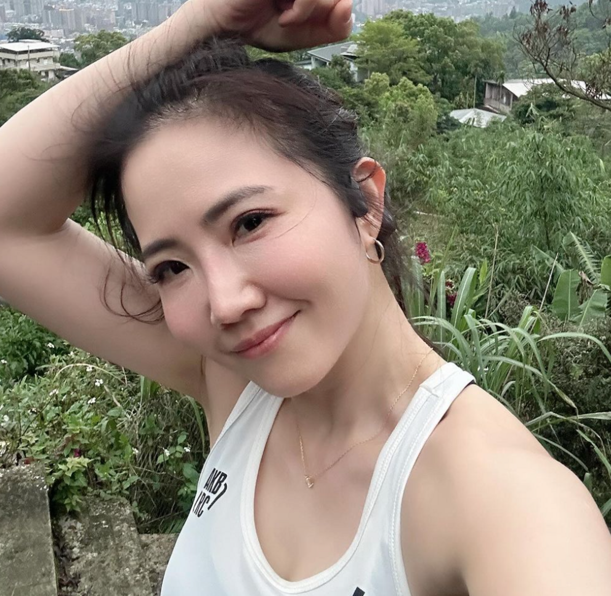 謝忻提到自己曾經遭遇過為了出書而拍攝大尺度私密照，卻遭到有心人士外流的情況，對此謝忻無奈嘆道「這件事對我來說真的很傷，因為連1塊錢都不分給我」。 圖：翻攝自謝忻IG
