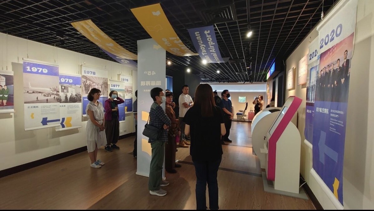 桃園國際機場45週年特展「風華再起」展區，透過一張張老照片重現機場重要發展歷程。 圖：桃園國際機場公司提供