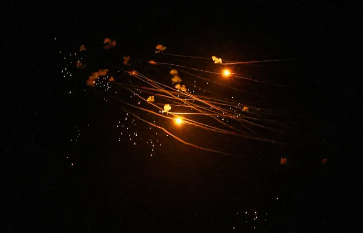伊朗對以色列發動襲擊，無人機與導彈在空中遭到攔截，點亮以色列夜空。 圖：翻攝自3號瞭望台