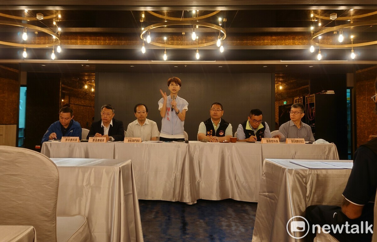 陳亭妃今日召開座談會，邀請交通部、內政部、台南市民政局、台南市觀光旅遊局代表和近30間宮廟協商，確定香客大樓無固定收入，沒有營利事實，將由市府申報從中央觀光署解除納管。 圖：黃博郎／攝