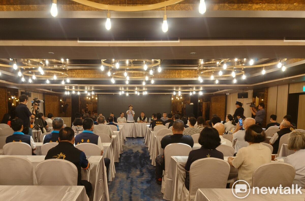 陳亭妃今日召開座談會，邀請交通部、內政部、台南市民政局、台南市觀光旅遊局代表和近30間宮廟協商，確定香客大樓無固定收入，沒有營利事實，將由市府申報從中央觀光署解除納管。 圖：黃博郎／攝