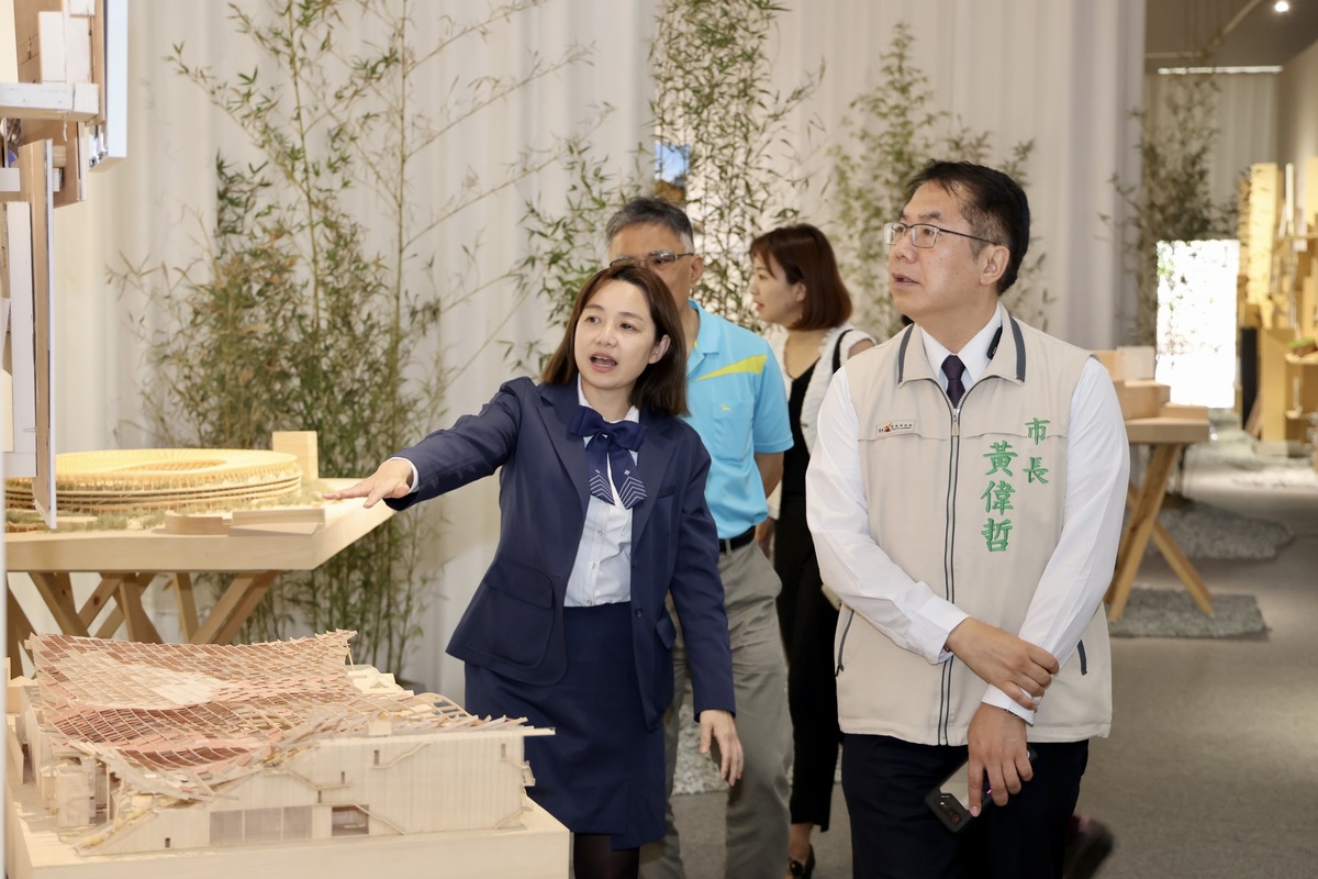 日本國際著名建築師隈研吾（Kengo Kuma）4/11至6/16在台南展出以「五感」為題的建築設計展，台南市長黃偉哲特別前往參觀，並力邀全台各地朋友一起來參觀台灣唯一一場隈研吾建築設計展。 圖：台南市政府提供