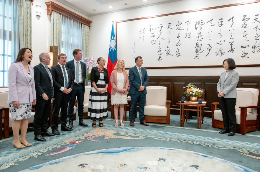 紐西蘭訪團會見蔡英文，並獻唱毛利語歌曲「TUTIRA MAI NGA IWI」，表達對台灣誠摯的祝福。 圖：總統府提供