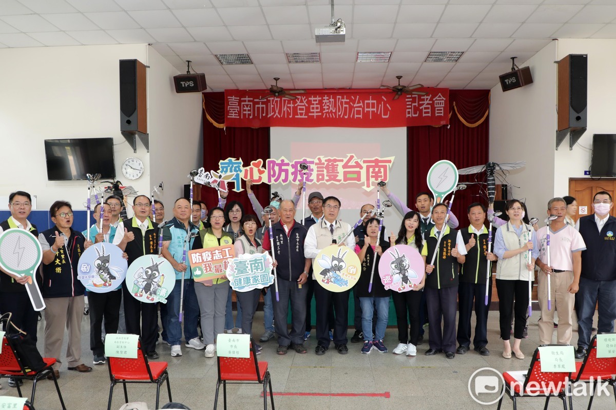 台南市政府有鑑於去年全國登革熱嚴重疫情及防治經驗與實務觀察，發現天溝阻塞積水經常是導致病媒蚊孳生的主要因素，因此將天溝防治列為今年度登革熱防治重點項目，今日特舉辦「天溝防治月」記者會加強宣導。 圖：黃博郎／攝