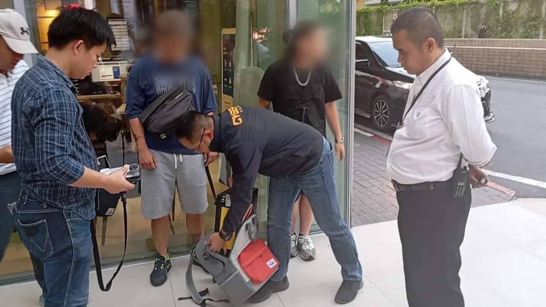 泰國中央調查局網路警察處近日成功抓獲了兩名持有香港護照的華人，他們涉嫌在商場內進行詐騙活動。 圖 : 翻攝自X帳號@ivaniosef22
