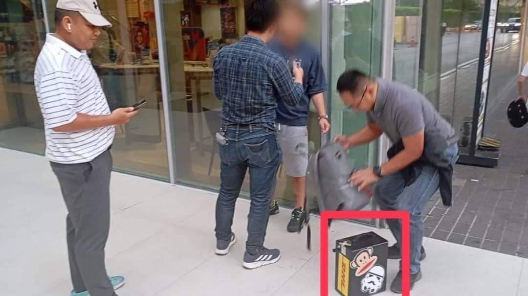 這兩名嫌疑人攜帶訊息發送器，偽裝成行動公司的後台工作人員，針對附近的手機發送詐騙訊息。 圖 : 翻攝自X帳號@ivaniosef22