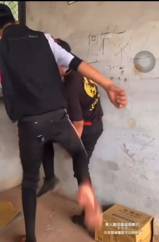 網傳國中棒球隊霸凌影片，學長腳踹學弟。 圖：孫家銘翻攝