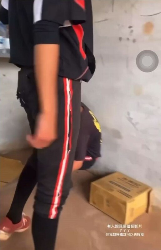 受害球員最後只能縮在牆角。 圖：孫家銘翻攝