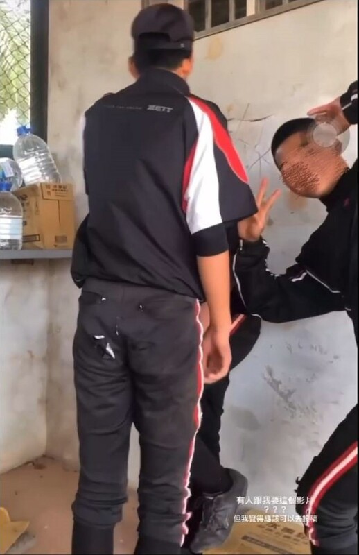 霸凌過程中另一名球員對鏡頭比Ya。 圖：孫家銘翻攝