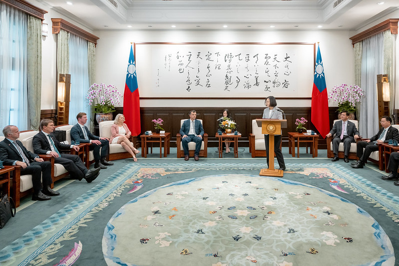 總統蔡英文接見「紐西蘭國會跨黨派友台小組」訪團時，向訪團證實林佳龍將接任外交部長，以及吳釗燮將轉任國安會祕書長。 圖：總統府提供