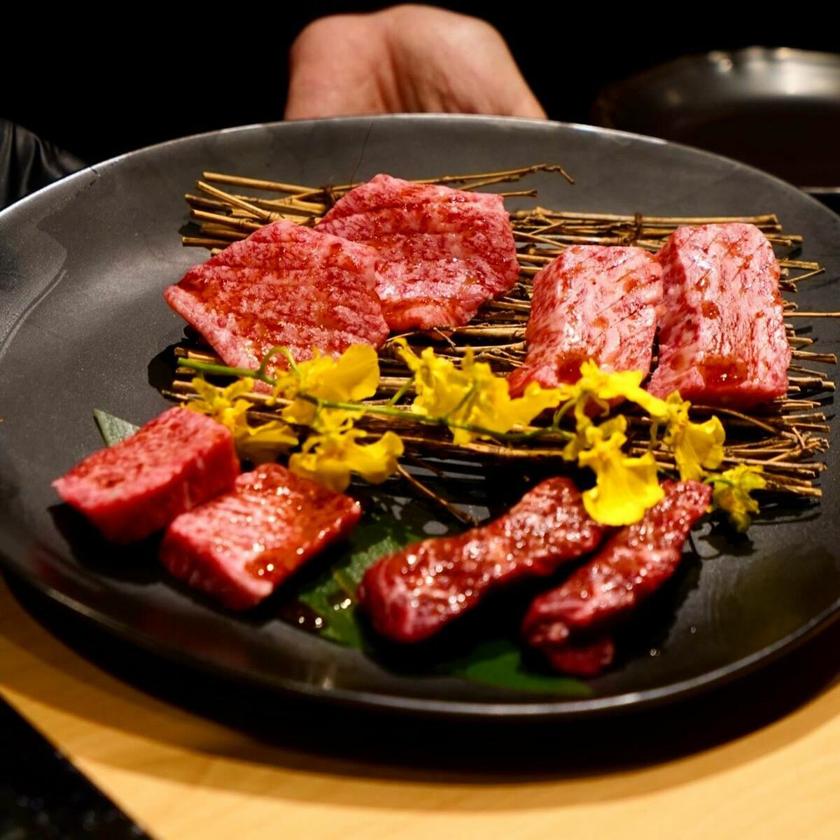 頂級燒肉店「和牛EMPEROR」因疑使用過期食材遭檢舉，將面臨至少144萬新台幣的罰款，曾梓展也提到，吹哨者將獲得實際罰款的50%作為獎金，目前至少為72萬新台幣。 圖：翻攝自和牛EMPEROR 臉書專頁