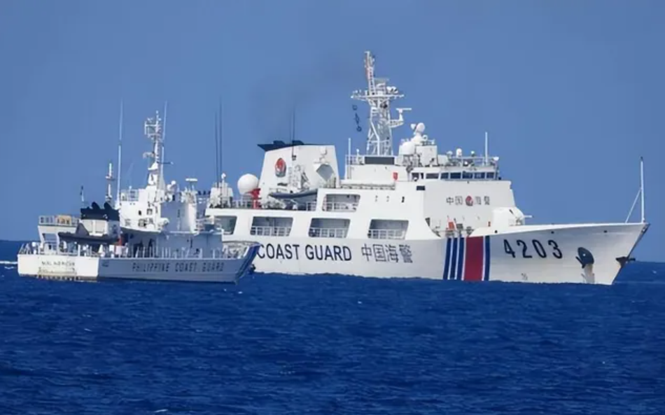 中國海警船阻截菲海岸警衛隊巡邏艇。 圖 :翻攝自騰訊網