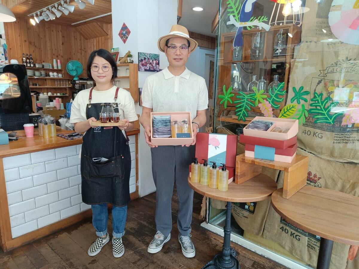 台灣本土品牌「炫日芬」與在地咖啡品牌「瓦卡」合作攜手公益，今天在瓦卡咖啡台中向上店舉行發布會。 圖：唐復年/攝