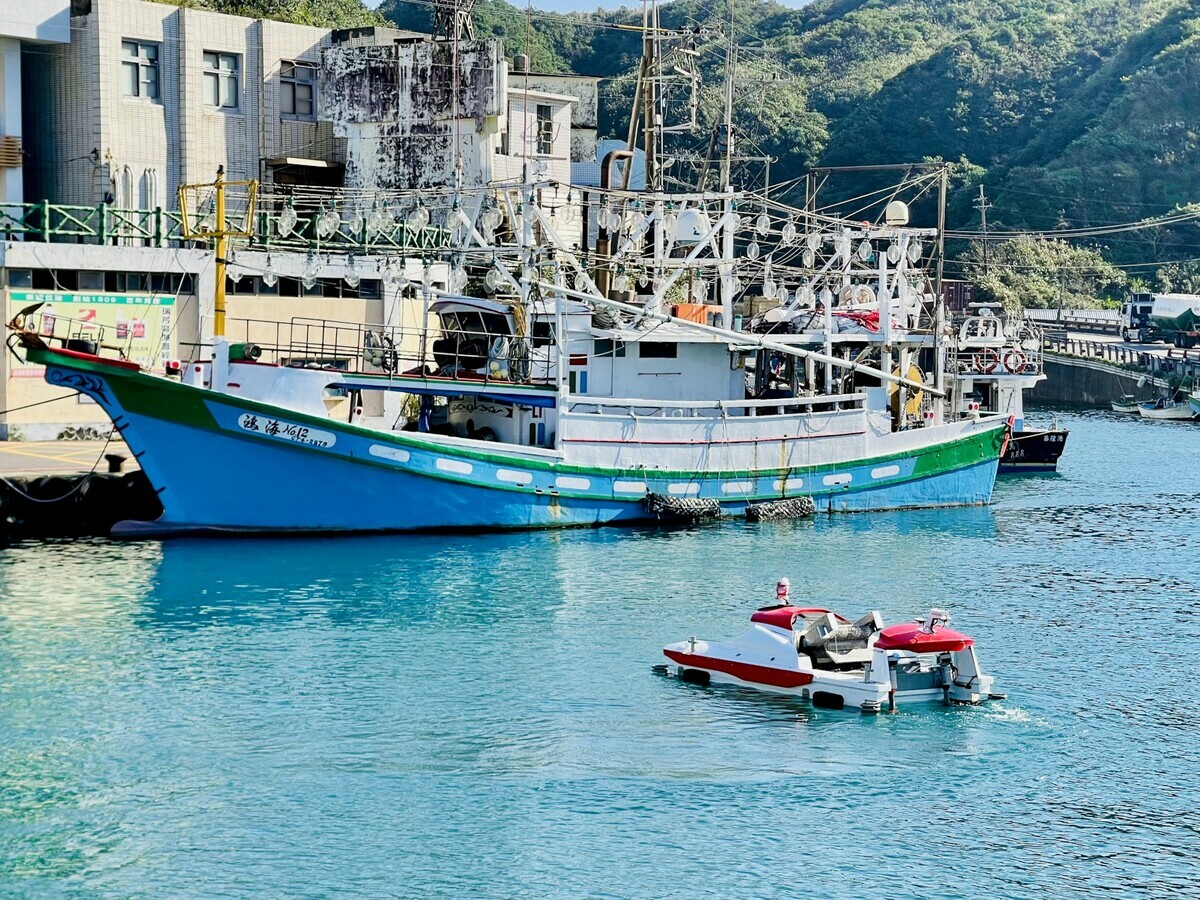 新北市環保局與湛團隊合作，以全電式海漂垃圾收集器「湛鬥機」進行淨海。 圖：新北市環保局/提供