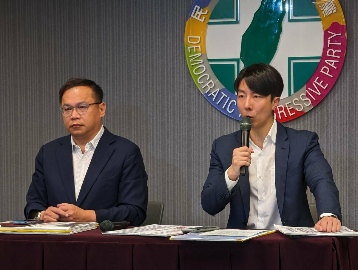 民進黨發言人吳崢、政策會執行長王義川舉行「藍白作伙騙，違憲亂政改革攏是假」記者會。 圖：民進黨提供