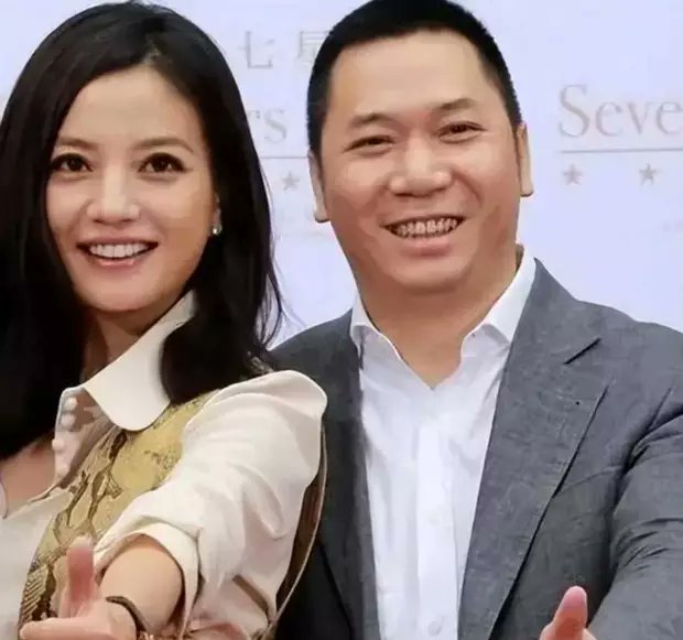 中國女星趙薇於 2021 年遭中國官方封殺，近期傳出解封的消息，但名下的股權又遭凍結。圖為趙薇與富商丈夫黃有龍合照。 圖：翻攝自 @zhengxiaohong12 X 帳號