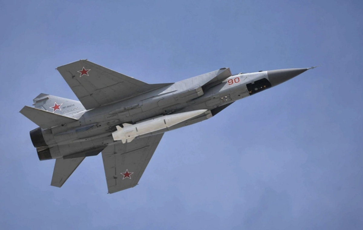 「匕首」高超音速導彈重達兩噸，只能由米格-31K高速截擊機發射。 翻攝自 騰訊網  陶慕剑观察