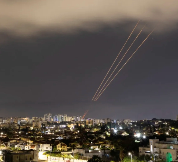 以色列攔截從伊朗本土發射的導彈與無人機。 圖 : 翻攝自紅星新聞