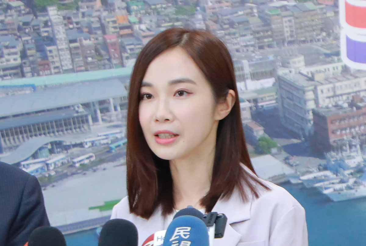 楊寶楨（左）擔任「2024基隆政策推廣大使」王義川指出，楊寶楨是自己跑去當廠商投標的，且只有她一人投標，質疑基隆市政府可以不公開評選嗎？ 圖：基隆市政府官網