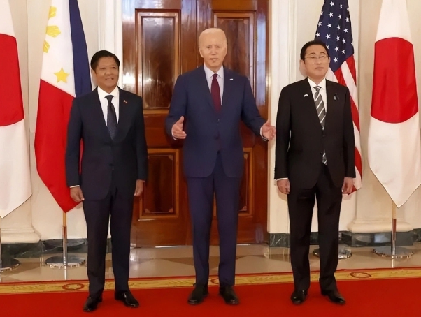 美國總統拜登(中)與日本首相岸田文雄(右)、菲律賓總統馬可仕(左) 11 日舉行三邊峰會，談第一島鏈共同防籲中國。 圖 : 翻攝自白宮官網