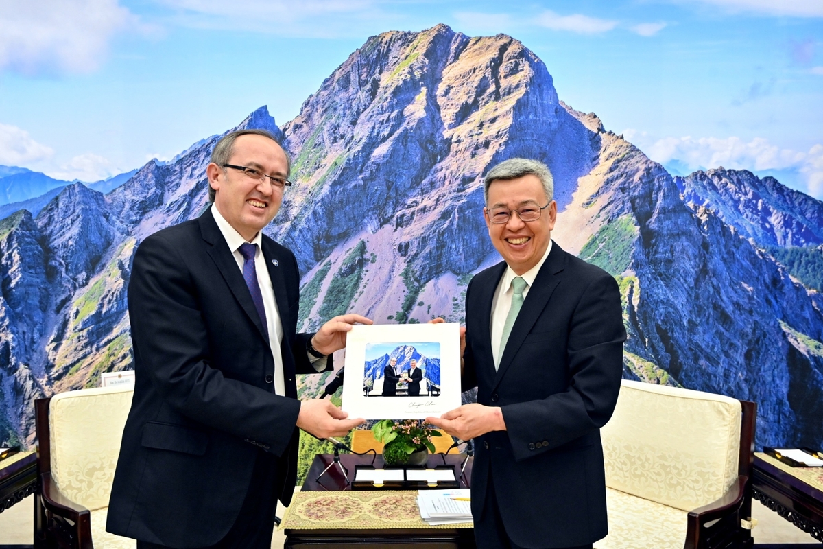 行政院長陳建仁今（17）天接見科索沃跨黨派國會議員訪問團一行。左為科索沃前總理霍蒂(Avdullah Hoti)。 圖：行政院提供