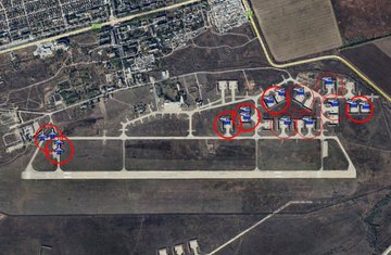 推主「 Ukraine Battle Map 」分析占科伊空軍基地遭攻擊的地點，整理出俄軍12架戰鬥直升機可能遭毀。 圖：翻攝自 @ukraine_map X 帳號