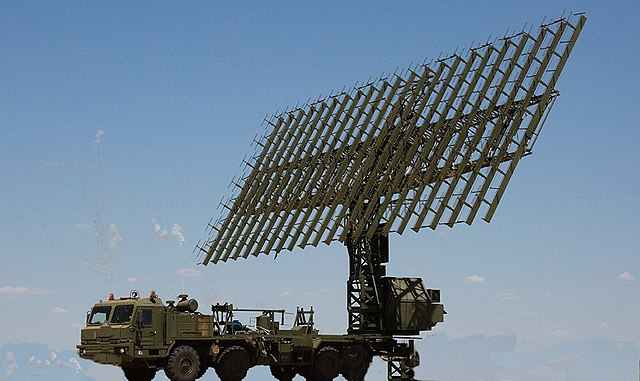 俄羅斯布良斯克州的「 Nebo-U 」雷達站遭烏克蘭神風無人機破壞，預估損失數十億。 圖：翻攝自 @NOELreports X 帳號