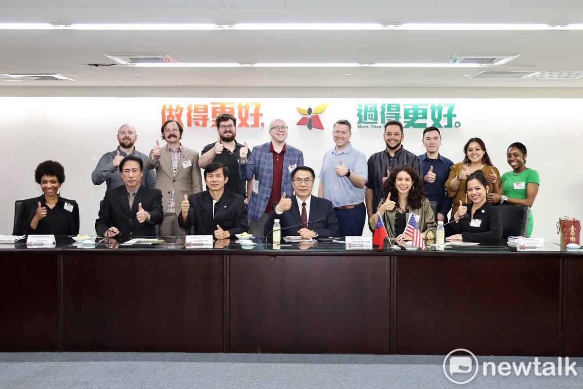 由美國州眾議員、市議員等12位美國政治界青年領袖所組成的「美國青年領袖訪問團」今日拜會台南市政府，台南市長黃偉哲率新聞及國際關係處長蘇恩恩及觀光旅遊局長林國華迎接訪團蒞臨，雙方就市政及觀光等議題進行交流。 圖：台南市政府提供