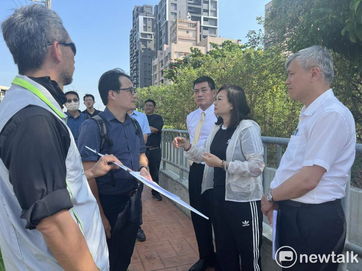 為活化土地，將閒置空地做有效的利用，台南市議員林燕祝邀集國民黨立委黃仁與農水署副署長林國華、市府交通局、水利局、工務局、永康區公所、永明里辦公處等相關單位針對永康區蜈蜞潭中排剩餘水利用地活化案現場會勘，請農水署盡快與市政府合作闢建路外停車場。 圖：黃博郎／攝