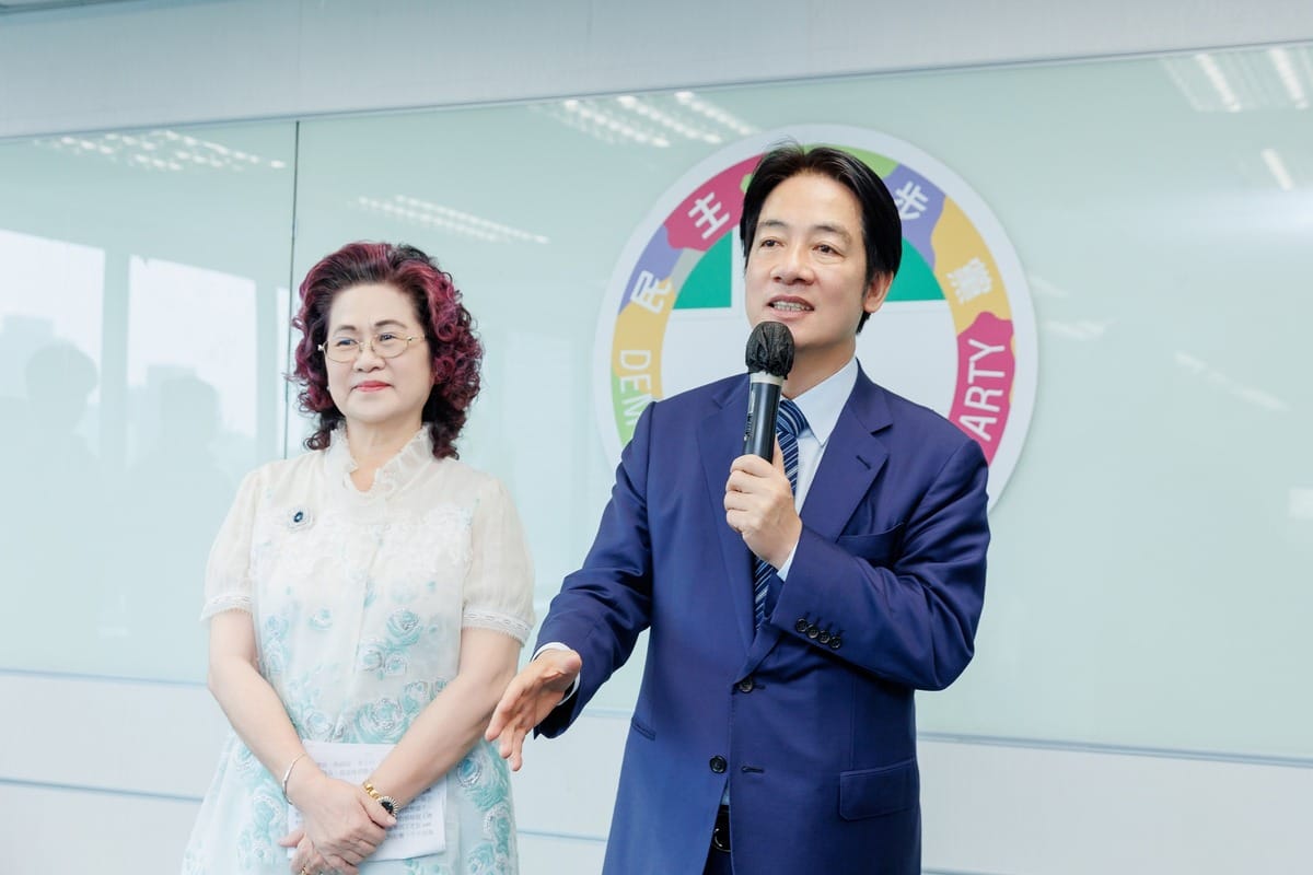 賴清德授證並感謝彰化縣信賴台灣姊妹會成員。 圖：翻攝自民進黨性平部臉書