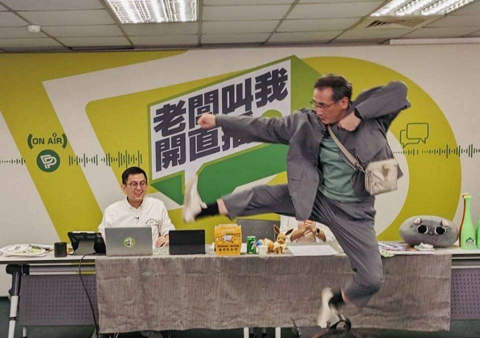 鄭運鵬登上民進黨直播節目「老闆叫我開直播」。 圖：民進黨提供