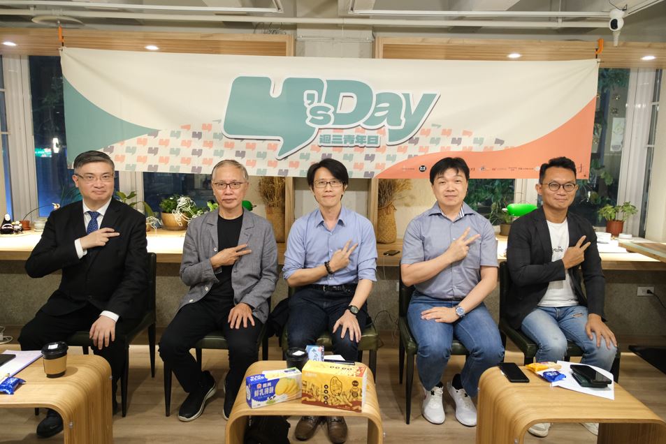 Y’s Day「週三青年日」17日晚上舉辦第49場活動「中國《反分裂國家法》對世界的危害與台灣的回應之道」。舞臺上由左至右為桑普、董立文、董思齊、沈有忠、王智盛。 圖：Y’s Day「週三青年日」提供