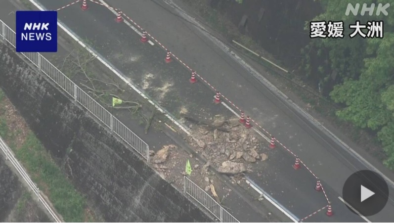 日本NHK以直升機空拍災區愛媛縣狀況，發現當地大洲市受到地震破壞，出現山崩、水管爆裂、土石流、電線桿倒塌等災情。 圖：翻攝自NHK官網