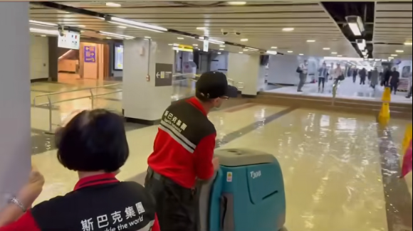 北車淹水。 圖：翻攝自記者爆料網臉書
