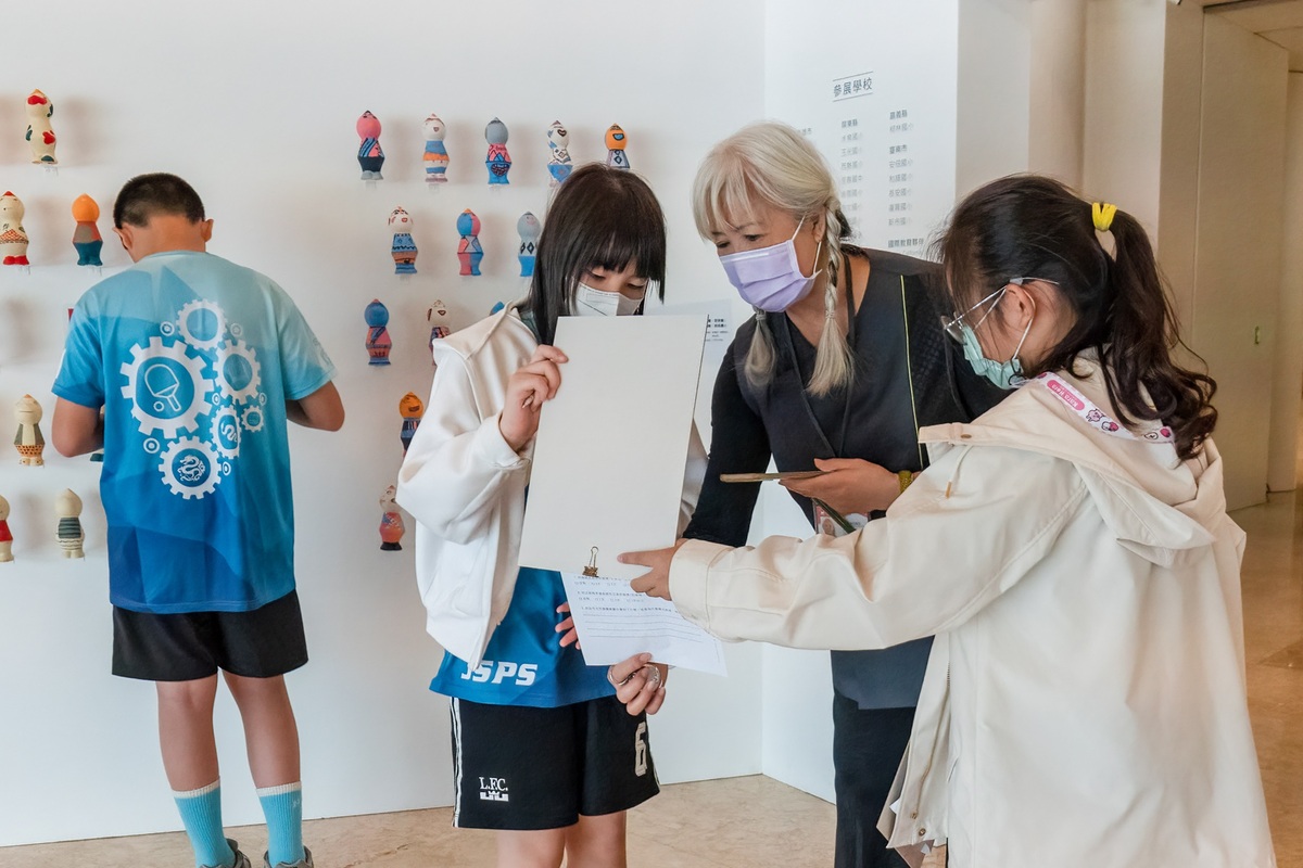 高美館本館展場志工。 圖：高雄市立美術館/提供