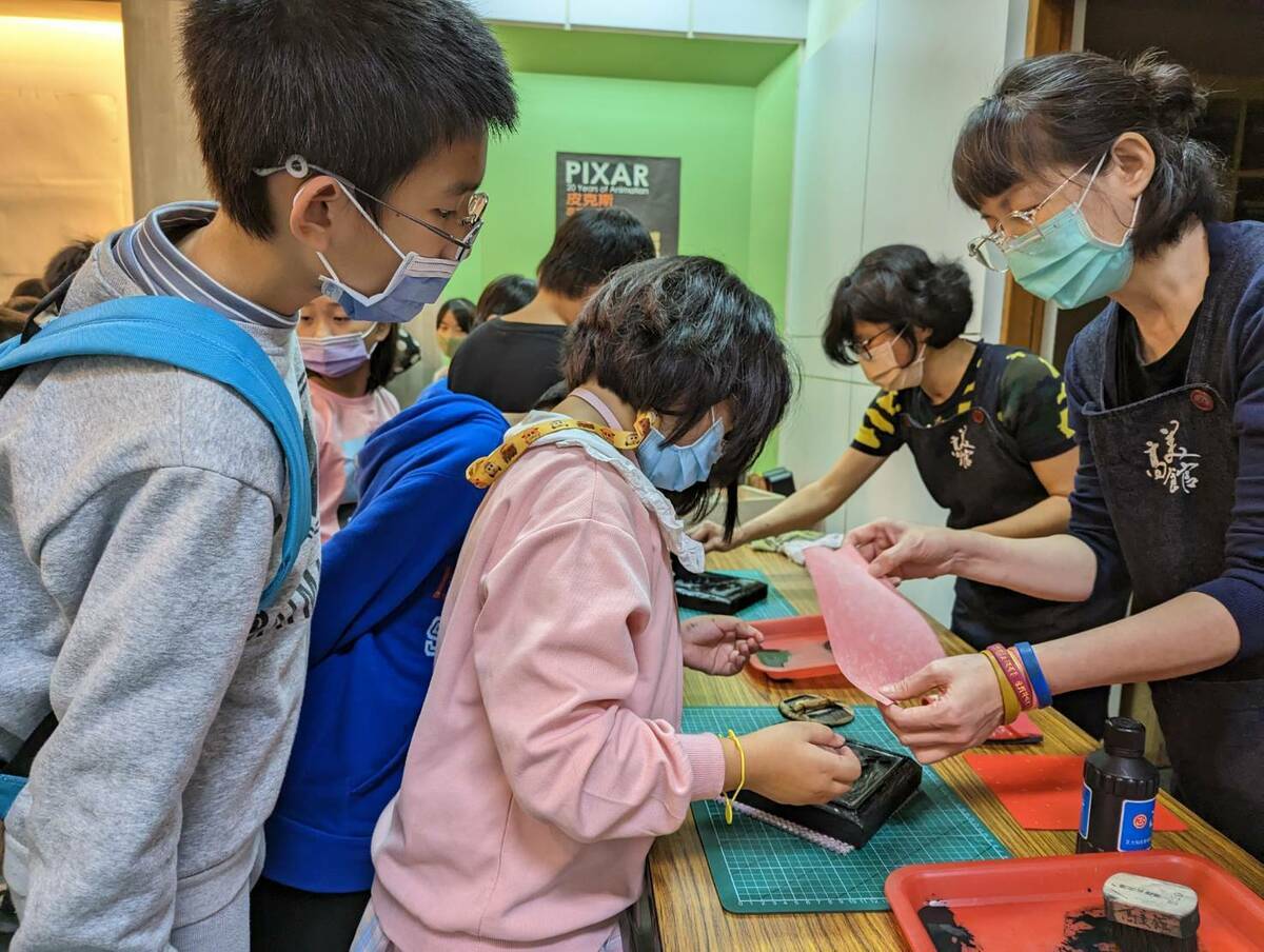 高美館美術資源教室志工。 圖：高雄市立美術館/提供