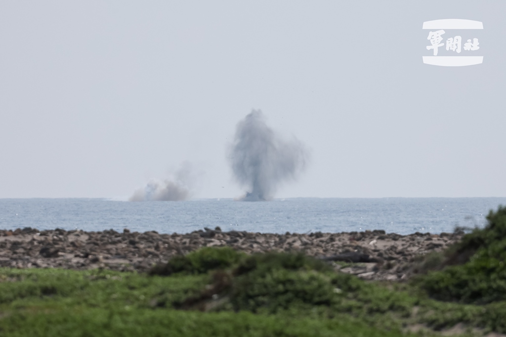 陸軍精準飛彈射擊， 「雷霆、神鷹操演」強化部隊戰力，圖為地獄火飛彈命中目標。 圖:軍聞社提供