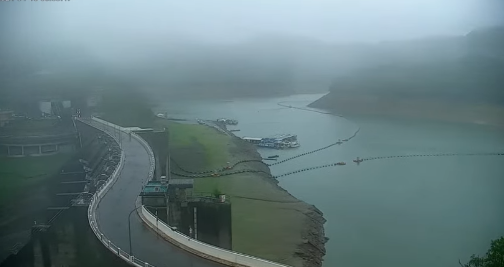 今(24)日石門水庫集水區小有進帳降下23.8毫米雨量。 圖：翻攝自石門水庫即時影像 (資料照)