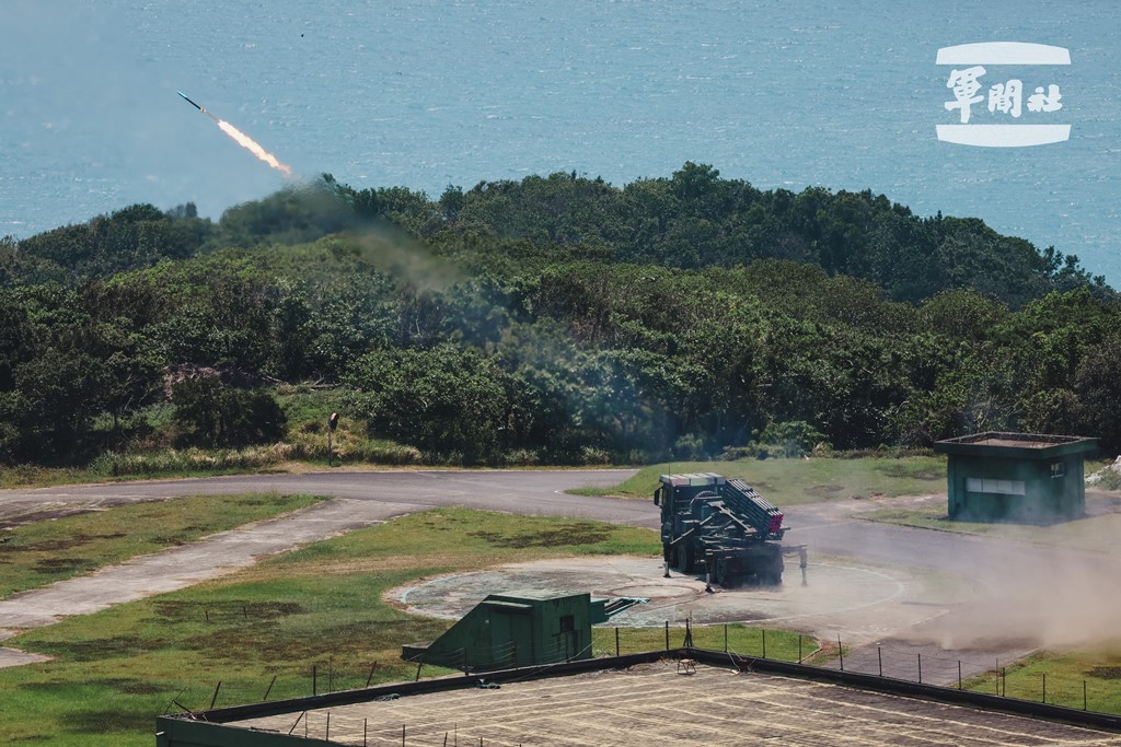 陸軍精準飛彈射擊， 「雷霆、神鷹操演」強化部隊戰力，圖為雷霆2000多管火箭射擊。 圖:軍聞社提供