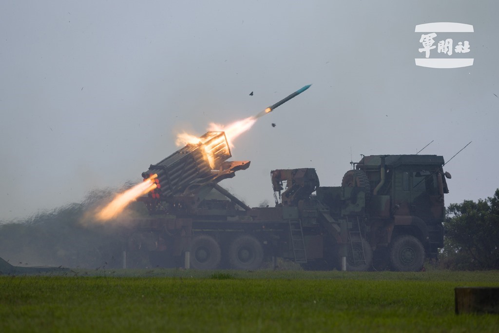 陸軍精準飛彈射擊， 「雷霆、神鷹操演」強化部隊戰力，圖為雷霆2000多管火箭。 圖:軍聞社提供