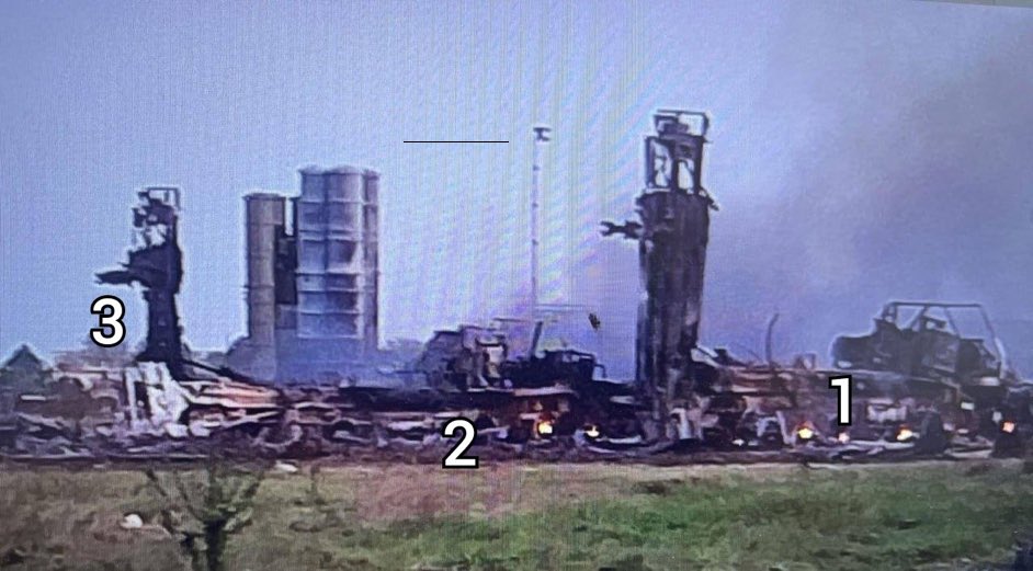 烏克蘭近成功襲擊克里米亞半島的占科伊機場。圖為烏軍毀壞的3套 S-400 飛彈系統發射器 圖：翻攝自  NOELREPORTS X（前推特）帳號