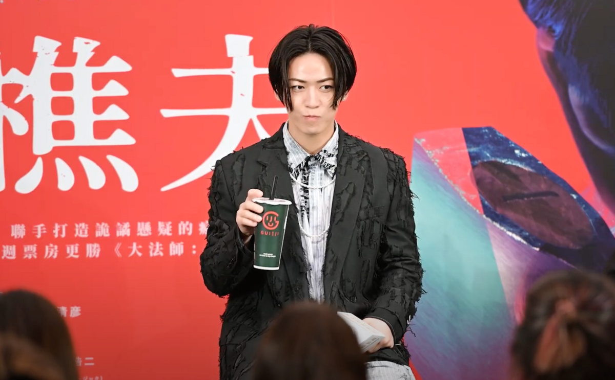 龜梨和也抵台宣傳，並在記者會上大喝同樣帶有龜字名稱的龜記珍珠奶茶。 圖：網銀國際影視／提供