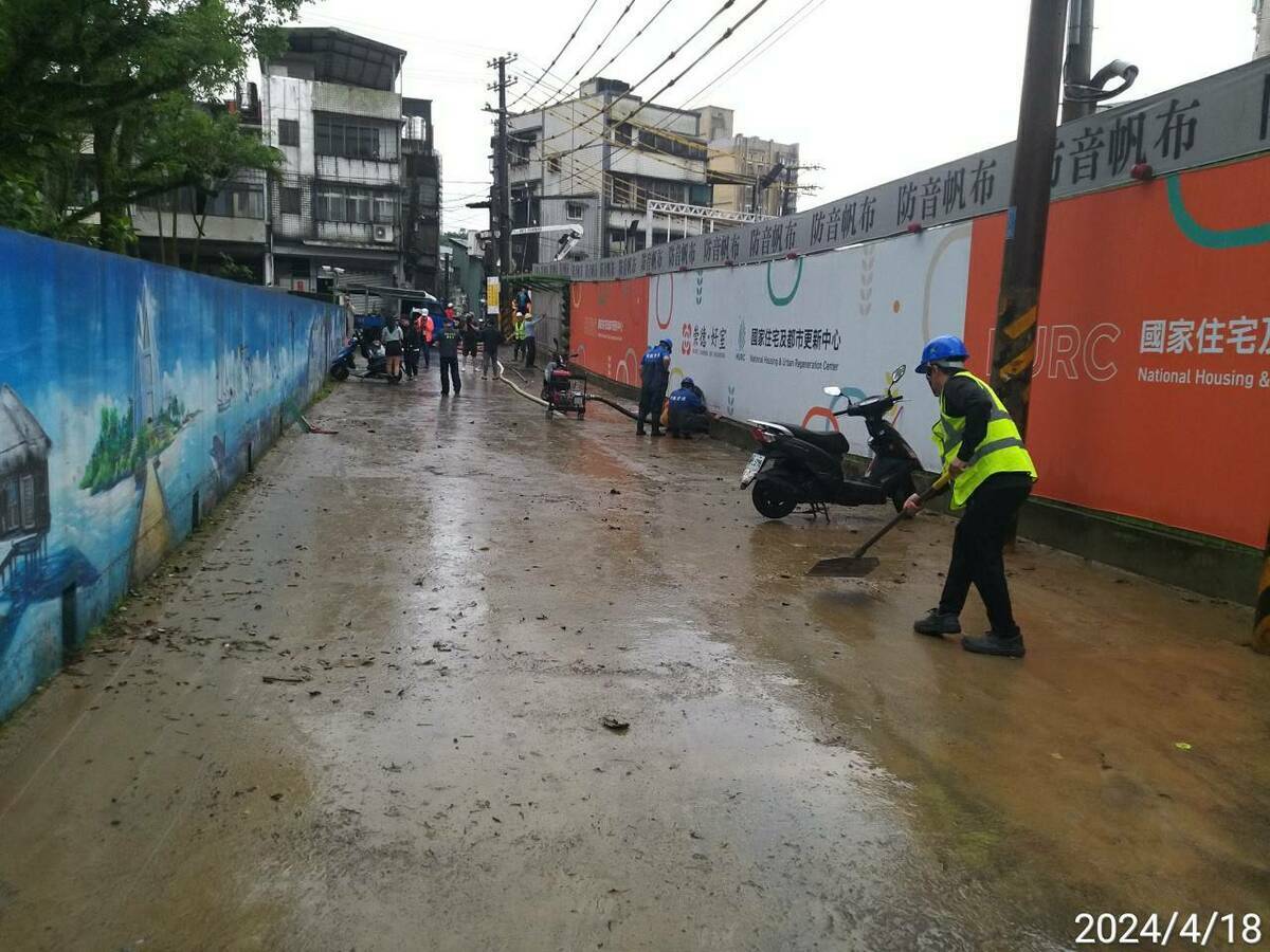 今早（4/18）豪大雨因瞬間雨量過大，導致國家住都中心崇德好室基地旁淹水。 圖：國家住都中心提供