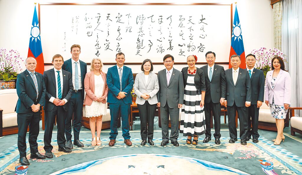 蔡英文總統（中）4月16日在總統府內接見「紐西蘭國會跨黨派友台小組」訪問團成員。外交部長吳釗燮（右四）及總統府祕書長林佳龍（右六）陪同合影留念。 圖:總統府提供
