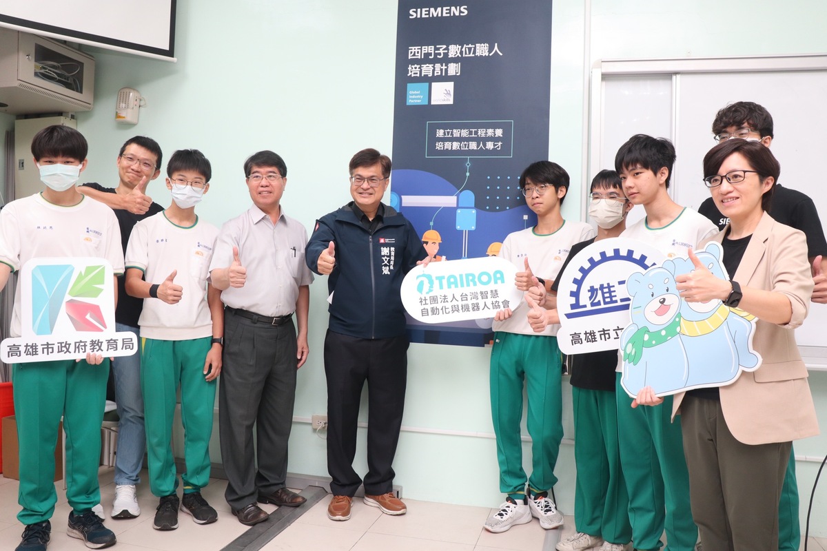 謝文斌(左五)訪視高雄市自動化技術訓練中心。 圖：高雄市教育局/提供
