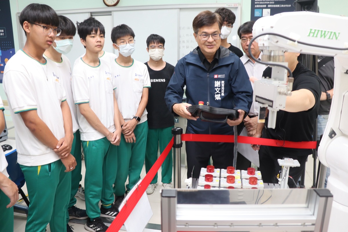 謝文斌親自操作自動化儀器。 圖：高雄市教育局/提供